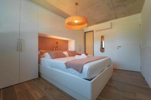 卡诺海滩Villa Ananda - Chandra - Un havre de paix entre mer et étangs的一间卧室,卧室内配有一张大床