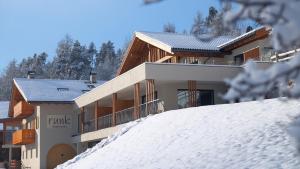 修希Runk Apartments的雪覆盖的山顶上的房子