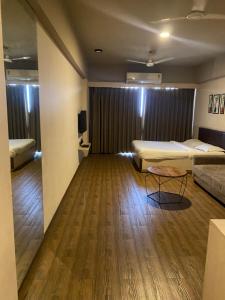 苏拉特Weekend address homestay by shan的一间设有两张床和一张桌子的房间