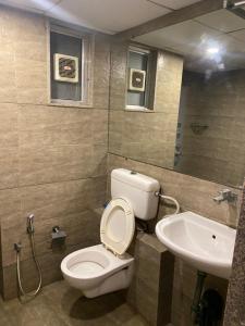 苏拉特Weekend address homestay by shan的一间带卫生间和水槽的浴室