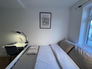 Hanwell4 Wharncliffe Drive的一间卧室配有一张床和一张带台灯的书桌
