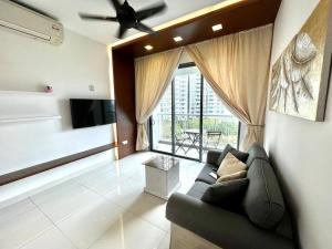 努沙再也Teega Suites Puteri Harbour Iskandar Puteri #PoolView SeaView的带沙发和大窗户的客厅