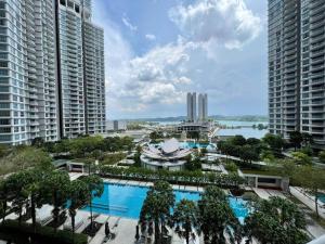 努沙再也Teega Suites Puteri Harbour Iskandar Puteri #PoolView SeaView的城市中泳池的空中景观,高楼