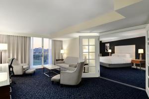 坦帕Hotel Tampa Riverwalk的酒店客房设有床和客厅。