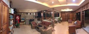 达叻府苏察纳里兰戈普度假村的带沙发、椅子和桌子的客厅
