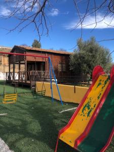贝莱斯-鲁维奥Casa Los Bartolos的院子里设有两个滑梯的游乐场