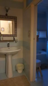 加拉蒂纳Palazzo Baffa的一间带水槽和镜子的浴室
