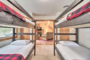 BiwabikBiwabik Vacation Rental Near Giants Ridge!的带2张双层床的带客厅的客房