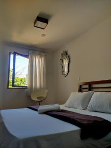 里约热内卢Luna Rossa Guest House的一间卧室设有一张大床和一个窗户。