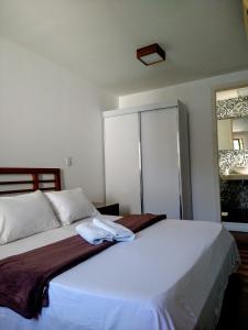 里约热内卢Luna Rossa Guest House的一间卧室配有一张床,上面有两条毛巾