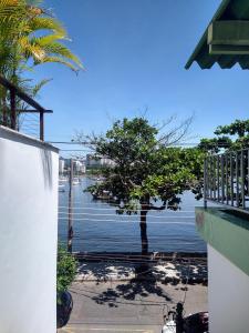 里约热内卢Luna Rossa Guest House的从房子里看到水体