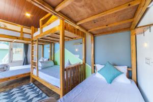 奈尼塔尔Zostel Plus Nainital (Naina Range)的一间卧室配有两张双层床。