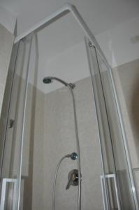 弗切瓦拉诺Isolabella的浴室里设有玻璃门淋浴