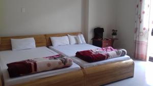 莲三提科旅馆的卧室内两张并排的床