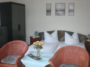 萨斯尼茨索菲娅别墅酒店的一间卧室配有一张带桌子和两把椅子的床