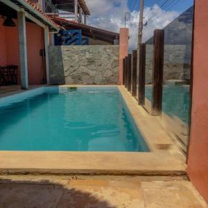 佩巴州蓬塔尔B&B Beach House Pousada Exclusiva pés na água Pontal do Peba única em Alagoas的一座蓝色的游泳池