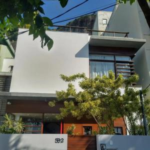 里约热内卢Luna Rossa Guest House的前面有树木的白色房子