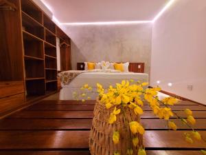 杰里科科拉Villa Valencia的一间卧室,配有一张床和黄色花瓶