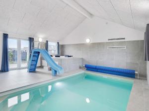 霍如帕Seven-Bedroom Holiday home in Sydals的室内带滑梯的室内游泳池