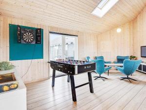 霍如帕Seven-Bedroom Holiday home in Sydals的配有乒乓球桌和蓝色椅子的房间