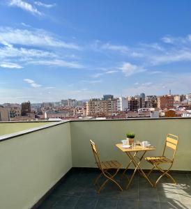 萨拉戈萨Apartamento Vive Zaragoza IV的美景阳台配有桌椅