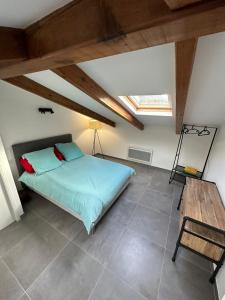 博尼法乔Villa Colombo的一间卧室配有一张床和一张木桌