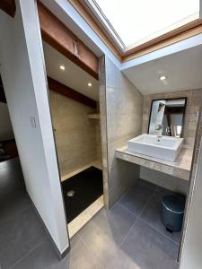 博尼法乔Villa Colombo的一间带水槽和镜子的浴室