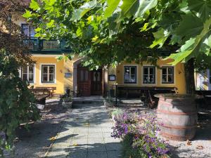 Kirchdorf am Inn玛日恩豪富酒店的前面有桶的黄色房子