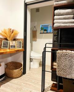 东近江市ENSO Residence 古民家一棟貸切宿 東近江市五個荘 ペット可 定員6名的一间带卫生间的浴室和一个带毛巾的架子