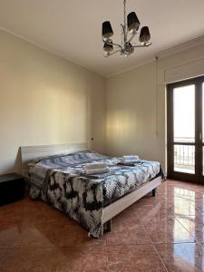 奇尔奥马里纳Appartamenti Estivi的一间卧室,卧室内配有一张大床
