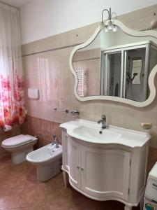 奇尔奥马里纳Appartamenti Estivi的一间带水槽、卫生间和镜子的浴室