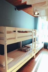 VicdessosEau Berges - Chez Mamie的蓝色墙壁的客房内设有两张双层床。