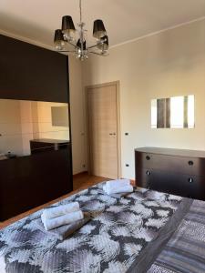 奇尔奥马里纳Appartamenti Estivi的一间卧室配有一张床,上面有两条毛巾