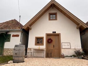 陶尔金Prés-Lak的一座白色的房子,有木门和桶子
