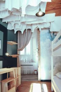 VicdessosEau Berges - Chez Mamie的一间卧室,天花板上装饰有云彩壁画