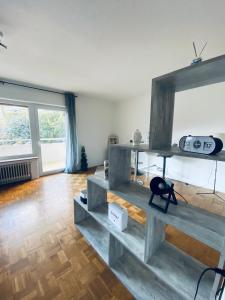 吕登沙伊德Zentral gelegenes Apartment - DSL, Küche, Balkon, Parkplatz的客厅铺有木地板,设有大窗户。