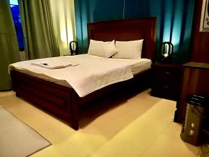 阿伯塔巴德Republika by Summit Resorts的一间卧室配有一张带白色床单的大床