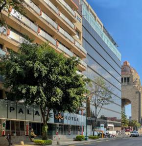 墨西哥城Hotel Palace México的街道前有树的建筑