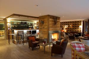 采尔马特Matterhorn Lodge Boutique Hotel & Apartments的带壁炉的客厅和酒吧