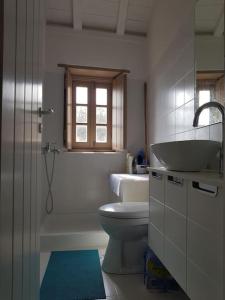 莫奈姆瓦夏Κyma Mansion in Monemvasia的浴室配有卫生间、盥洗盆和浴缸。
