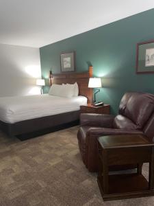 比林斯布特希尔套房酒店的酒店客房,配有床和沙发