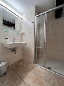 格明德Hotel Gasthof Kohlmayr的带淋浴和盥洗盆的浴室