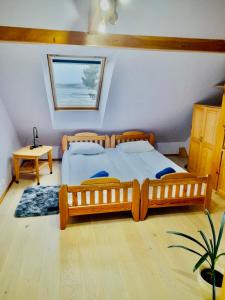 奈达Vila Kopa Nida的一间卧室配有一张大木床和一张桌子