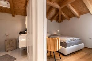多比亚科Casa Flora的一间卧室设有一张床和木制天花板