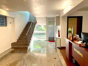 班加罗尔Sai Shreyas Residency, Best Hotel near Bangalore Airport的房屋内带楼梯的走廊