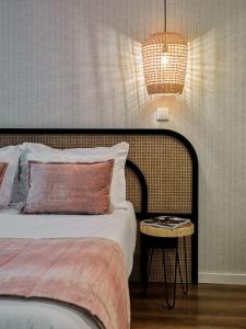 埃尔瓦斯The Bastion Elvas Apartments的一间卧室配有一张床和一张带台灯的桌子