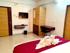 班加罗尔Sai Shreyas Residency, Best Hotel near Bangalore Airport的酒店客房,配有一张带两个天鹅的床