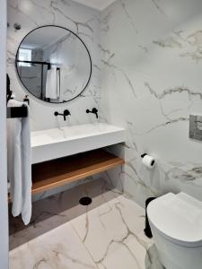 埃尔瓦斯The Bastion Elvas Apartments的白色的浴室设有水槽和镜子
