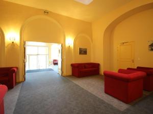 拉布尔布勒Appartement La Bourboule, 2 pièces, 5 personnes - FR-1-608-29的一间设有红色椅子和拱门的等候室