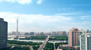 广州广州凯旋华美达大酒店的享有河流和建筑的城市美景